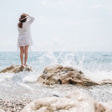 Πώς να φροντίσεις σωστά τα μαλλιά σου όλο το καλοκαίρι